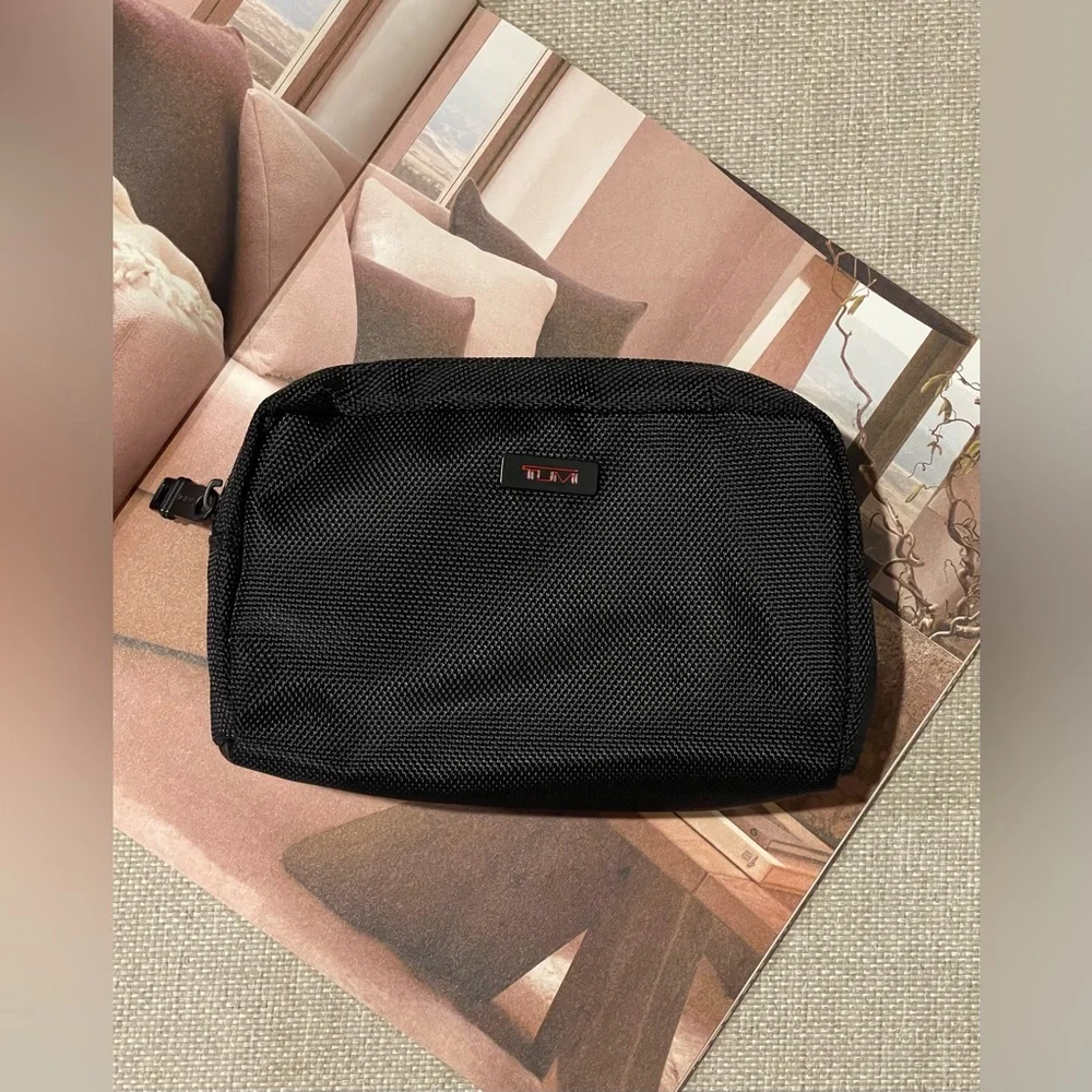Tumi For Delta Unisex Toiletry Case/Cosmetic Pouch/Accessory Case Black/Red Logo
